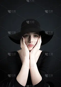 女模特在摄影棚里拍摄