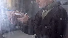 女性用手把盘子里的无味粥送给老人，敬老院饮食