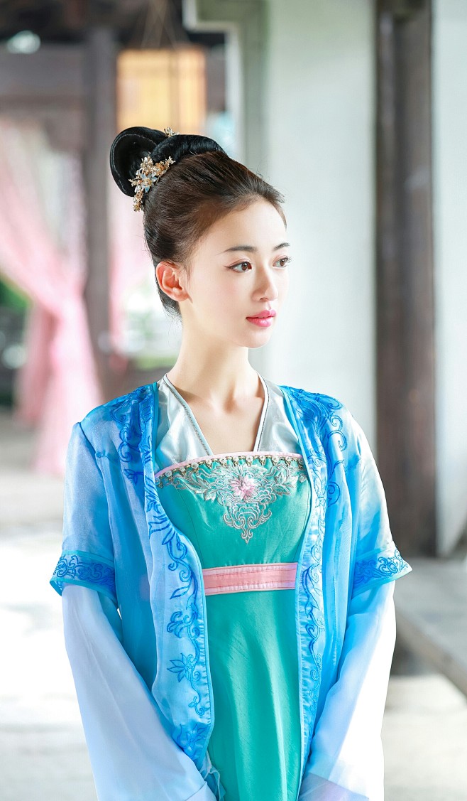 盈盈一点芳心，占多少春光，问卿知否？红妆...