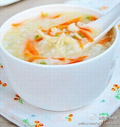 最爱学做饭【胡萝卜香芹鸡丝粥】1.锅中加...