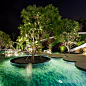 艾沃精选|颜值爆表的景观汀步-项目位于新加坡圣淘沙，泳池临近大海方向，垂直绿化墙旁边的浅水池里设置大块汀步，散落布置树池和雕塑，夜晚配以柔和的灯光，更具有现代感。