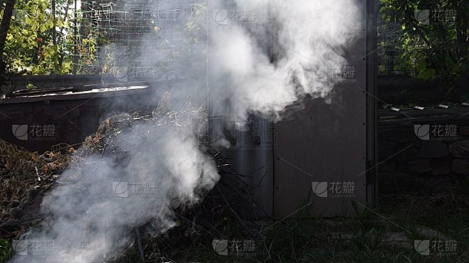 烟雾背景下，室外堆干树枝柴火
