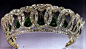 这是伊丽莎白女王珠宝中最著名的一个，它来源于俄罗斯，最早属于俄罗斯的公爵夫人Vladimir，她是梅克伦堡公主，在1917年时，一位年轻的英国贵族将它从圣彼得堡的宫殿里偷了出来。1921年，玛丽王后买下了这顶王冠，伊丽莎白女王有时会用绿宝石来替换镶在王冠里的珍珠。
