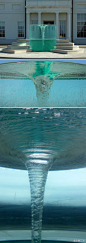 漩涡是自然界中一种现象，艺术家William Pye在他的雕塑作品将之重现，拥有超乎寻常的魅力。这款是他众多作品中体积最大的一个，位于英国桑德兰,人们可以透过透明的外壳看到里面的漩涡。
