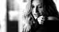 #最推荐#英国18岁新晋女声#Ella Henderson#最新单曲《Yours》MV剔除所有杂质的纯净黑白画面，包裹着一个同样纯粹的感情故事，Ella的浑厚的女中音容易让人放空，原本没有勇气去相信的真爱，在这3分钟里，似乎也获得了一个存在的理由。非常好听的一首歌。 |[杨晃]英国偶像选手Ella Henderson 最新单曲Yours