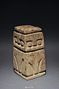 #雕塑#
石质小像，传世品，出自厄瓜多尔，是瓦尔迪维亚文化（Valdivia Culture）的器物，时代约为公元前35世纪到公元前20世纪。这些小像的材质为砂岩，造型简洁，其塑造的形象据说是抽象化表现的鸟类，不过同类多为单面，像这种四面体形制的相对比较少见。 ​​​​