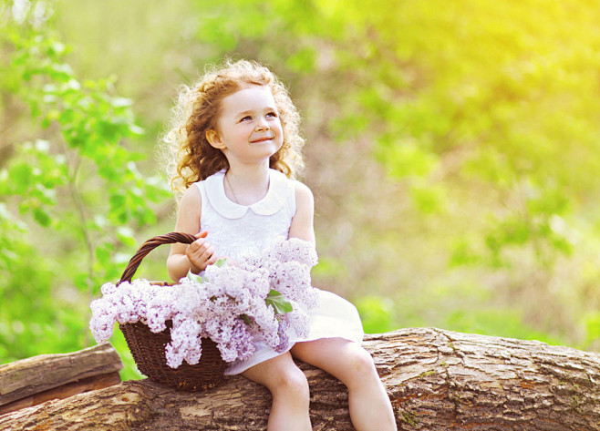 坐在树杆上的小女孩图片素材