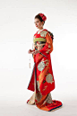 漂亮华丽的日本婚礼和服 : 结婚当天的和服极其华丽，上面会有着各种象征美好幸福的图案。（花朵，凤凰等）