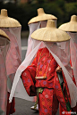 壶装束，日本平安时代的贵族女装之一，戴市女笠，着袿，是贵族女子外出或远行时穿的服装。 ​​​​