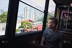 在香港乘电车旅游的旅客