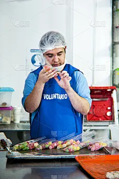 智障人士志愿者在面包店工作坊工作