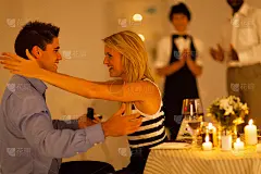 年轻女子在男友求婚后拥抱他