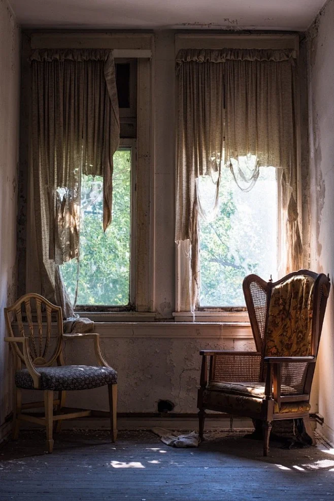 生命中一些微小却舒缓的瞬间：
深秋的火车墓地、春末午后的沙发椅、秋日瓷器工厂的蜘蛛网；
废弃民宅里的一瓶陈年往事和情书、餐馆里仍然鲜艳的餐桌布、1974年的8毫米家庭录影带；
在大陆最北端偶遇的一栋小教堂、精神病院内长满青苔的办公室、殡仪馆早年不知是谁的画像。 ​​​​