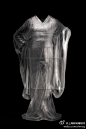 #玻璃艺术#除了享誉世界的玻璃“礼服”，karen lamonte另一组同样著名的创作便是“和服”系列，不见人影，尤见其形，极具神韵的雕塑让玻璃冰冷生硬的一面完全褪去，展现的是这一材质行云流水的表现与感染力。