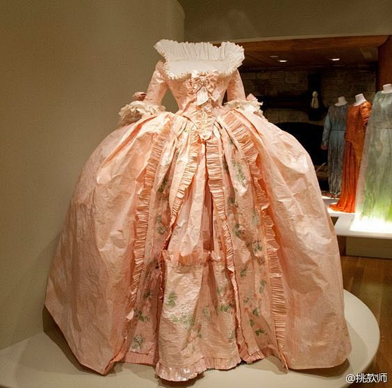 18世纪的洛可可风格礼服，繁复奢华之美