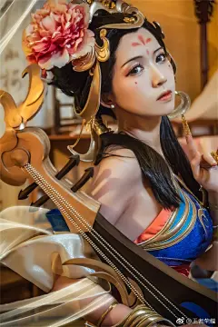 #王者荣耀#美人抱琴而来，奏一曲霓裳，弦音流转，听山河入梦 @鳗鱼霏儿 小姐姐COS的杨玉环仙气十足，小可爱们快来pick吧～ ​​​​