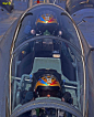 苏30的驾驶舱盖缓缓关闭，由两名“金头盔”飞行员驾驶的战斗机已经准备好出动。（谭超 摄）