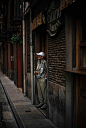西班牙，潘普洛纳。一个男人正伫立在老城区，享受着啤酒。