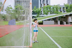 爱运动总是好事
摄影：洪小漩
出镜：中国美院棒球队
最早知道棒球，是小时候，在邻居姐姐送我的《机器猫》漫画书里。
那套漫画书，记忆中好像有几十本之多。
是的，那时候的蓝胖子不叫哆啦A梦，而是叫机器猫或者小叮当。
漫画书里有一片空地，大雄常常和小伙伴们在那打棒球，印象中运动细胞为负数的他，打得正的很差劲呢。
长大后，基本没有在现实生活里看到过身边有朋友打棒球，直到认识了妮子，她把杭州青叶棒球队推荐给我采访，这才第一次近距离接触。记得当时阿科在我身边，他有些羡慕，有些手痒，最终青叶的队长马辰超借了他一副装备，