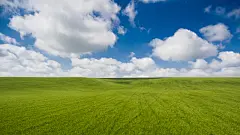 麦场与云 蓝天草地风景4K壁纸3840x2160