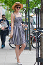 当地时间5月31日，《50度灰》达科塔·约翰逊 (Dakota Johnson)在纽约出街，身穿几何印花吊带连衣裙优雅复古，手拿Big Size面包回Bowery酒店全程笑容灿烂！