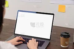 商务女性则使用笔记本电脑，在键盘上打字。广告模型屏幕。