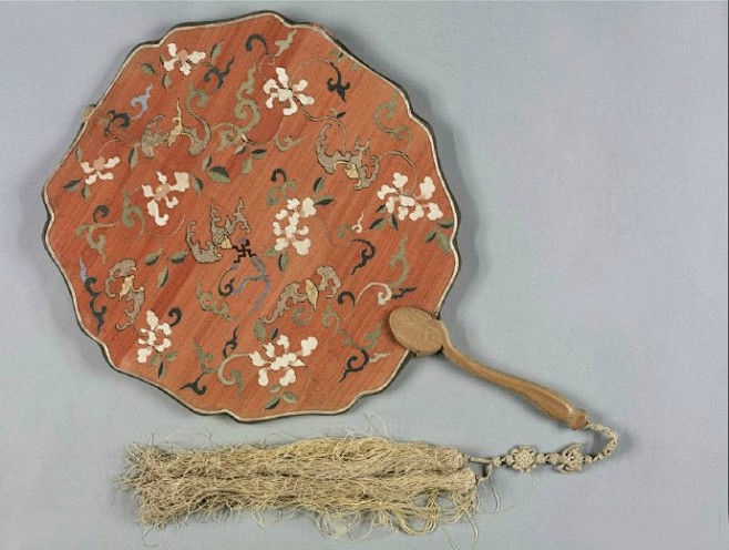 团扇又称宫扇纨扇中国汉族传统艺术品团扇起源于中国是中国发明的而后