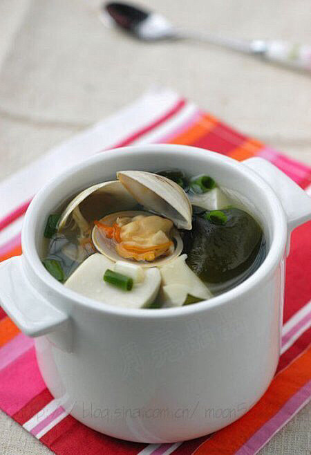 【海带豆腐蛤蜊汤】1.蛤蜊买回来，泡在清...