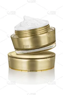 奢华化妆品面部保湿涂抹白霜，适合老皮肤在开放光泽金黄可坐在配套的眼睑上，孤立在白色背景，剪切路径包括