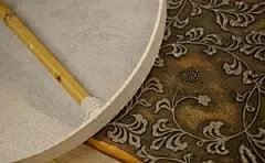 京唐紙 | 平安時期日本紙坊成功仿制出中國的唐紙，並始稱京唐紙，多用於室內活動紙門的壁紙和屏風。京唐紙的制作是采用類似木版印刷的方式，以胡粉、印度紅、群青、黃土、墨和雲母等顏料調和後塗抹於母版上，經人工壓按形成紋樣。制作好的唐紙手感柔軟，圖案優雅，似乎能望見唐時榮華與風采。