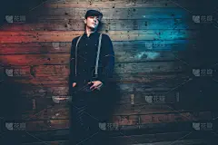 30年代复古时尚男，戴蓝帽子，穿蓝衬衫，戴背带。