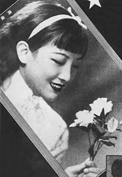 在1943年的《新影坛》杂志上，有人这样评价过周璇：“无论在她婚变之前或后，她的私生活，一向是很严肃的。你可曾看见她独个儿在交际场所或游乐场中出现？除非有应酬，她总是难得外出的，这也是她值得为人称道的一点。”