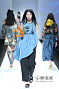 #【蜂讯网】免费观看、下载、【全集】高清【大图】# #秋冬时装# #秋冬# #女装# #2015秋冬# #2015秋冬女装# #2015秋冬时装周# #上海时装周# #时装秀# #秋冬时装周#------------------------------------------BLACK SPOON 2015秋冬上海时装周发布