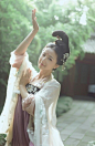 #临溪摄影#
#唐制汉服拍摄# 客片
鸟啼香积散，
花落影堂孤 。
服装自带@清辉阁步光
香积子套 黑芍药斗篷
