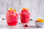 sweet homemade shaved ice with syrup and marmalade in glasses on the table - frozen drink 個照片及圖片檔