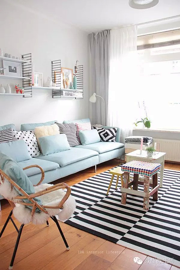 蓝色沙发加上同系列的家具组成的居家环境，...
