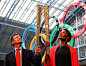2011年6月8日，伦敦奥组委主席塞巴斯蒂安-科与英国女子七项全能选手丹尼斯-刘易斯一同展示伦敦奥运会火炬。2012年奥运会将会进行8000公里的传递。