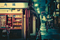 【场景参考】Masashi Wakui 拍摄的夜晚东京的街市，光效迷人。汤不热：O网页链接