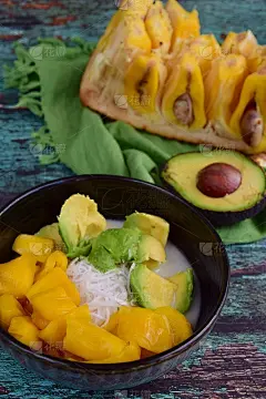 Es Teler，印度尼西亚的水果鸡尾酒。鳄梨、椰肉、菠萝蜜配刨冰、椰奶、甜炼乳、糖浆。