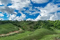 山路，热带景观，棕榈树，天空景观，阳光透过云层，多米尼加共和国