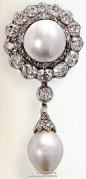  这个的佩戴率也挺高的，叫剑桥公爵夫人珍珠胸针（The Cambridge Pearl Pendant Brooch）原本属于剑桥公爵夫人，伊丽莎白女王的奶奶玛丽王后的。在十四颗钻石包围一颗巨大的圆形珍珠，下面吊着一颗异形珠@北坤人素材