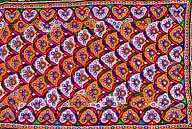 刺绣艺术品边框饱满，刺绣背景优美，刺绣色彩丰富