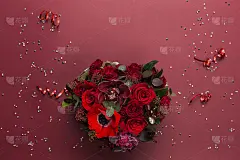红色花束和心形