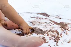 用巧克力手绘的婴儿画