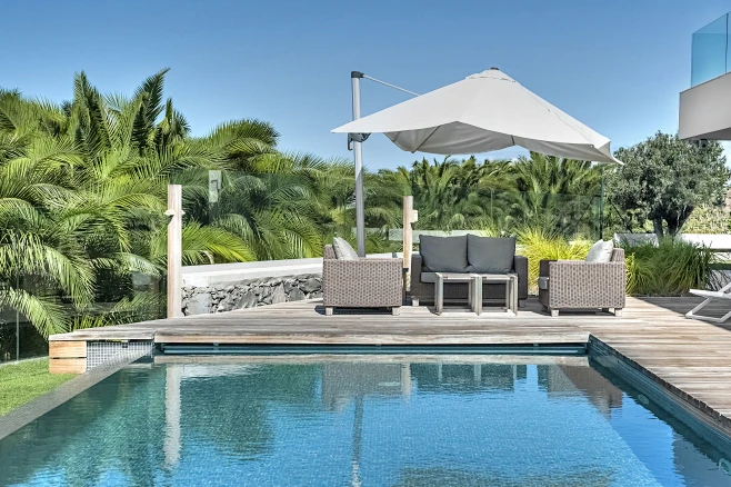 花瓣素材_Modern+villa+with+swimming+pool_13810763-花瓣网