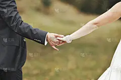 新郎和新娘手牵着手，拍结婚照。
