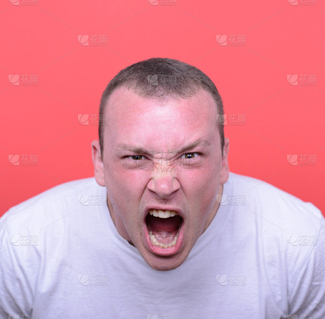生气的人尖叫着在红色背景下的肖像