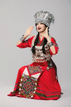唱山歌赶秋节苗族少数银饰女性人物摄影图