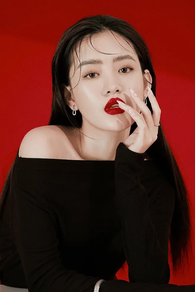 复古#大红唇#精制妆容#彩妆#眼妆#唇妆##护肤#美妆#美女#微笑#笑容#模特#医美#女装