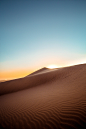 05961_太阳逐渐升起绵延起伏一望无际的沙漠自然风景素材设计.jpg (3648×5472)
